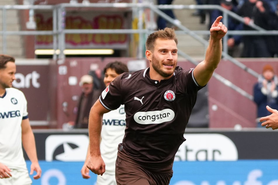 Lars Ritzka (28) jubelt über seinen Treffer gegen den KSC, den Torwart Ben Voll (25) vorhergesagt hatte.