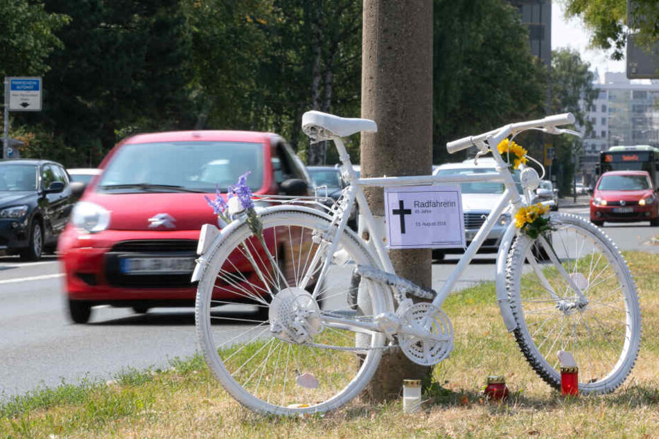 Ein Geisterrad erinnert an die tote Radfahrerin.
