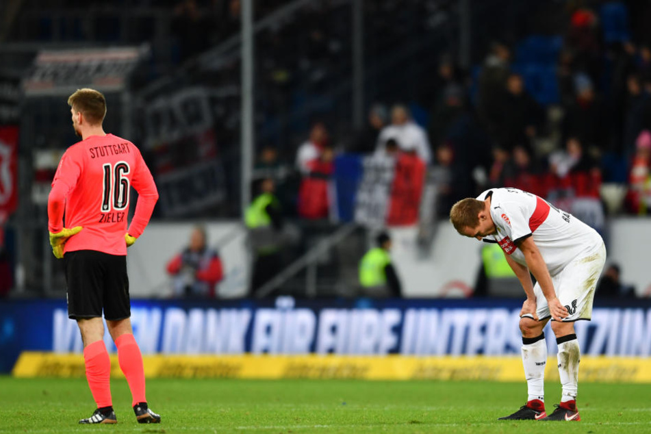 Stuttgarts Torhüter Ron-Robert Zieler (l) und Stuttgarts Holger Badstuber nach dem Spiel. Die Verzweiflung ist ihnen anzusehen.