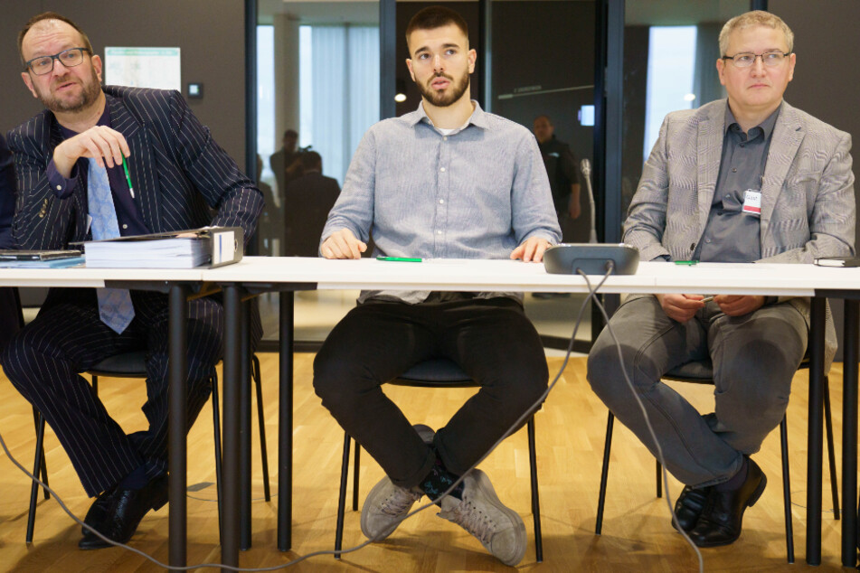 HSV-Verteidiger Mario Vuskovic (21, M.) sitzt auf der Anklagebank des DFB-Sportgerichts neben Übersetzer Aleksandar Miladinovic (l.) und Rechtsanwalt Joachim Rain (r).