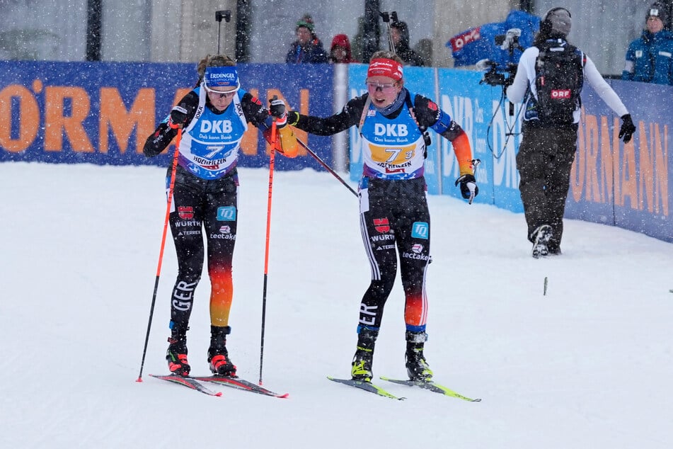 Im vergangenen Winter liefen Franziska Preuß (31, l.) und Selina Grotian (21, r.) noch gemeinsam in der Staffel in Hochfilzen, nun müssen beide zu Hause bleiben.