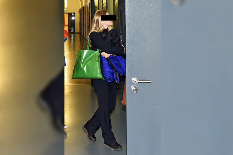 Künstlerin Theresa T. (25) spuckte für 300 Euro auf den Boden.