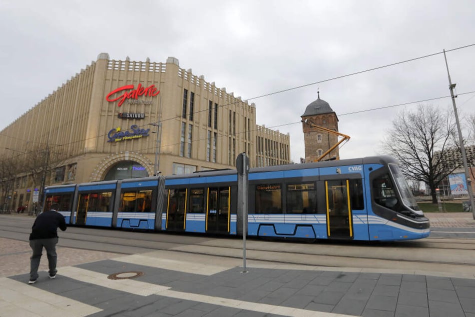 Am Mittwoch ist die neue Skoda-Tram der CVAG das erste Mal auf Testfahrt durch die Chemnitzer City gerollt.