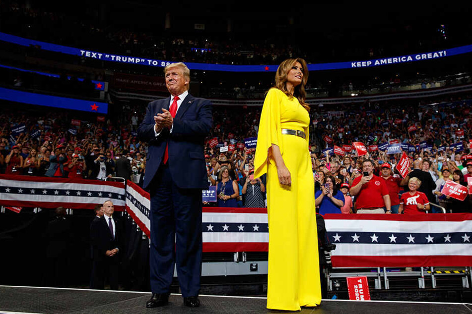 Beim Wahlkampf im Amway Center in Orlando ließen sich Melania und Donald Trump von 20.000 Anhängern bejubeln.