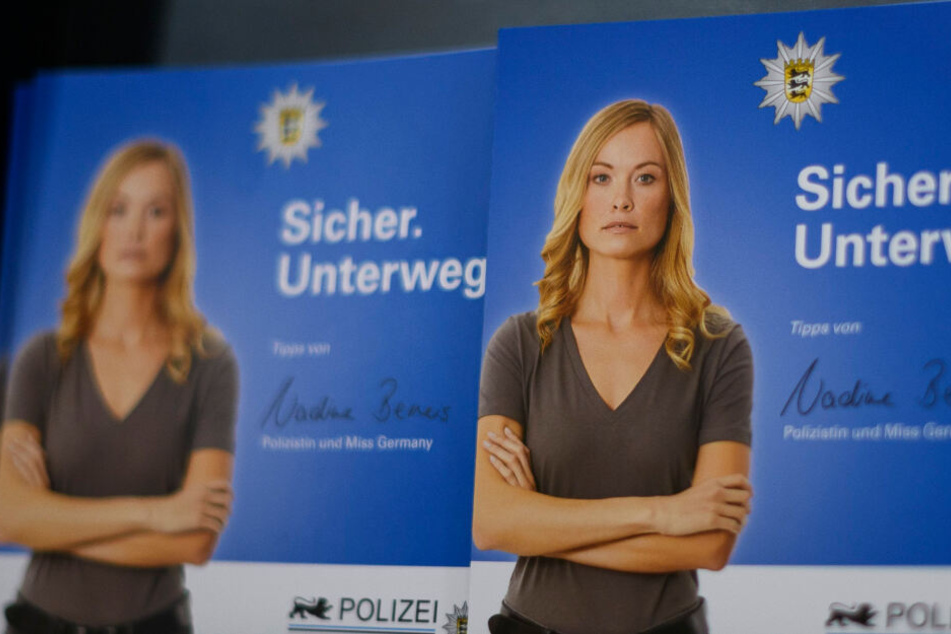 Die amtierende Miss Germany und Polizeibeamtin NadineBerneis gibt Frauen auf einem Flyer des Landeskriminalamts Baden-Württemberg Tipps für sichere Wege.