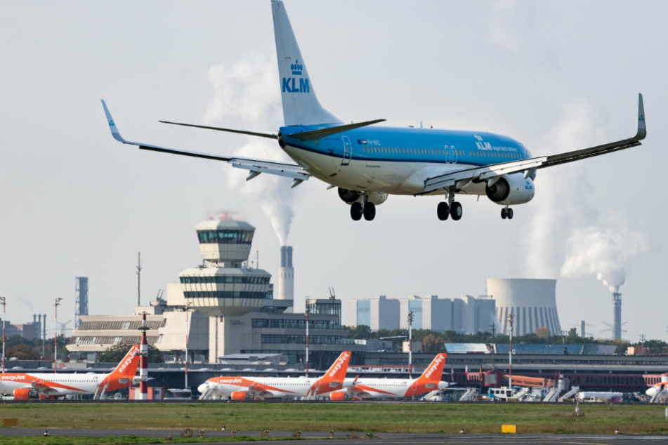 Ein Flugzeug der Fluggesellschaft KLM landet auf dem Flughafen Tegel.