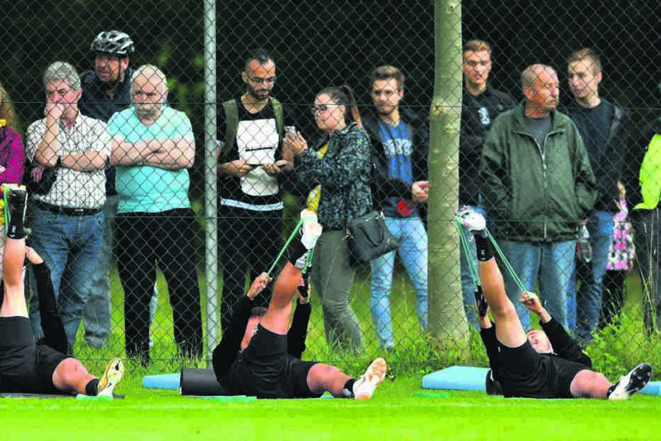 Beim Trainingsauftakt standen alle 25 Akteure unter genauer Beobachtung. Etliche Fans reihten sich als Zaungäste ein.
