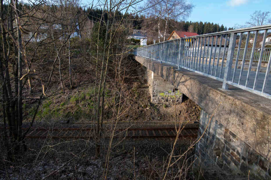 Von dieser Brücke hingen die Gullydeckel an Seilen herab.