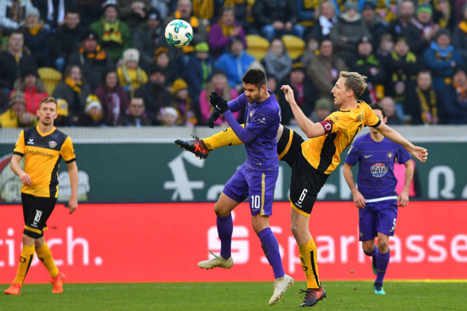 Vorbild an Einsatz und Wille: Dynamo-Kapitän Marco Hartmann (r.) holt Ball und Aues Dimitrij Nazarov aus der Luft.