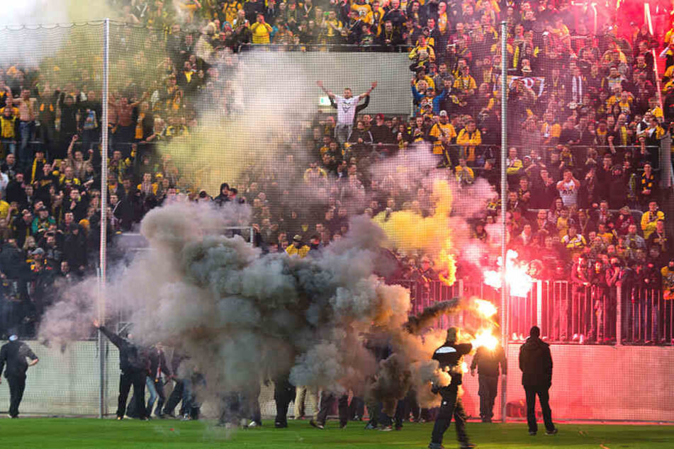 Der Aufstieg wurde auch im K-Block von Dresden seinerzeit mit reichlich Pyro gefeiert.