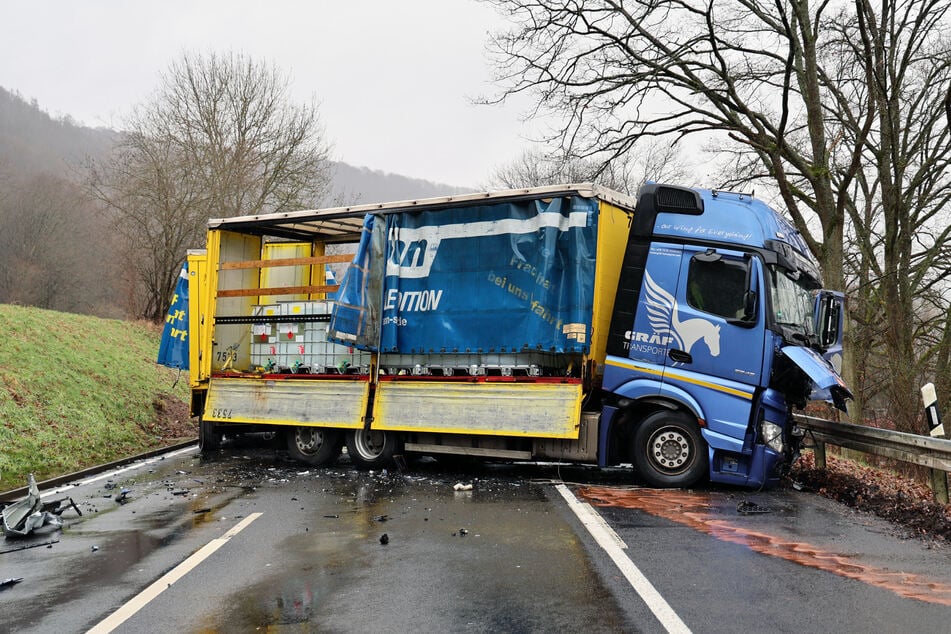 Gegen 11.15 Uhr kollidierte die Mercedes-Lenkerin frontal mit diesem Sattelzug.