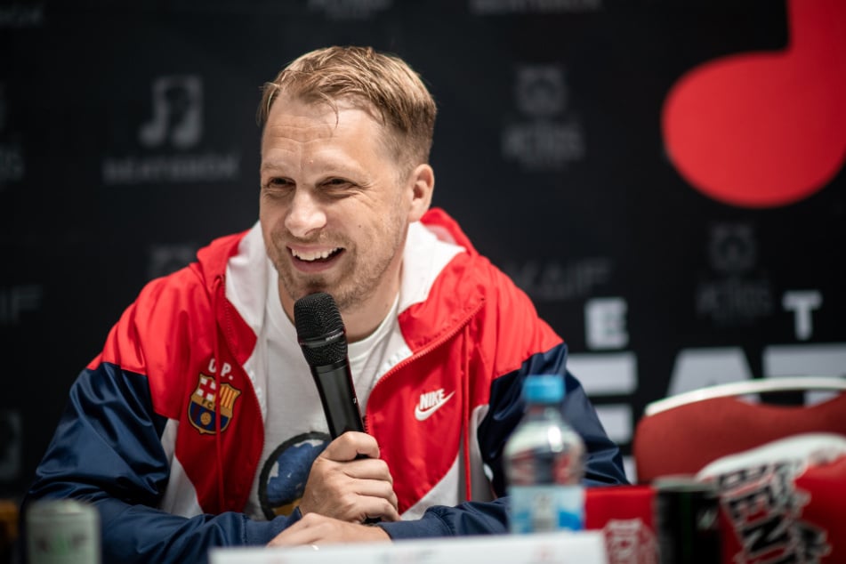 Der 48-Jährige nutzte 1998 die Gelegenheit, um sich auf einer Pressekonferenz der "Backstreet Boys" als Nachfolger für Nick Carter (46, nicht im Bild) vorzustellen.