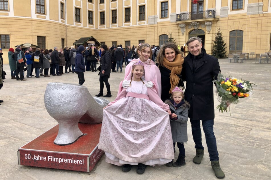 Lisa (9) aus Dresden ist die 1,5 millionste Besucherin der Winterausstellung "Drei Haselnüsse für Aschenbrödel" auf Schloss Moritzburg.