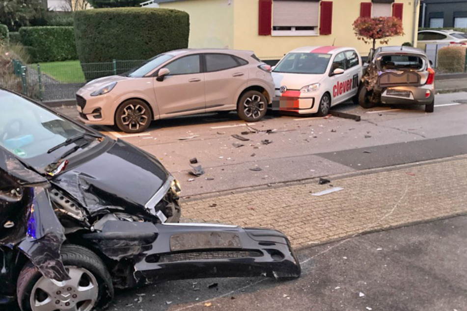 Der Unfallverursacher hinterließ ein regelrechtes Schlachtfeld - sowohl der Mercedes als auch der Kia Picanto mussten abgeschleppt werden.