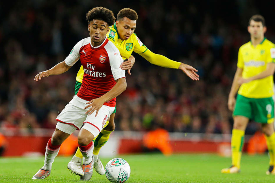 Hoffenheims Neuzugang Reiss Nelson (l.) spielt seinen Gegenspielern mitunter Knoten in die Beine.