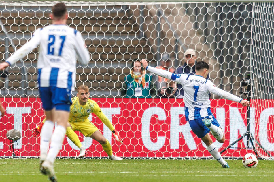 Josip Brekalo (r.) verwandelt in der Nachspielzeit einen Strafstoß zum Sieg für Hertha BSC.