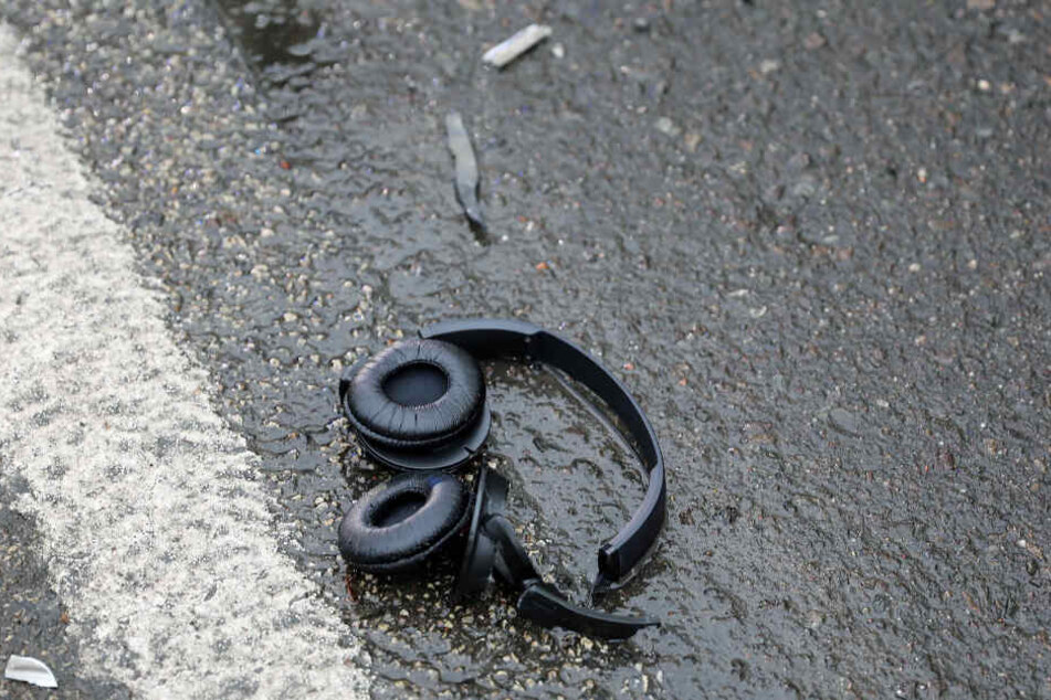 Am Straßenrand lagen die Kopfhörer des jungen Mannes.