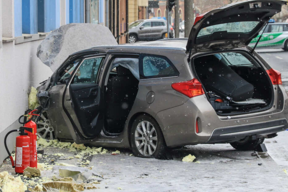 Noch ist völlig unklar, warum der Wagen von der Straße abkam.