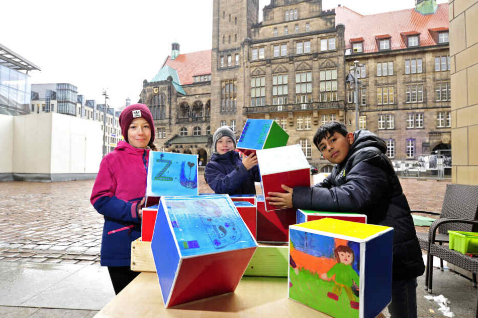 Mathilda (9), Karlotta (9) und Hassan (10) haben mit ihren Mitschülern der Rosa-Luxemburg Grundschule ein Friedenspuzzle gebaut.