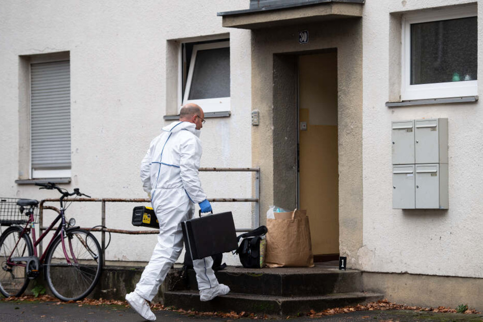 Ein Polizist der Spurensicherung betritt den Tatort in Köln-Dünnwald.