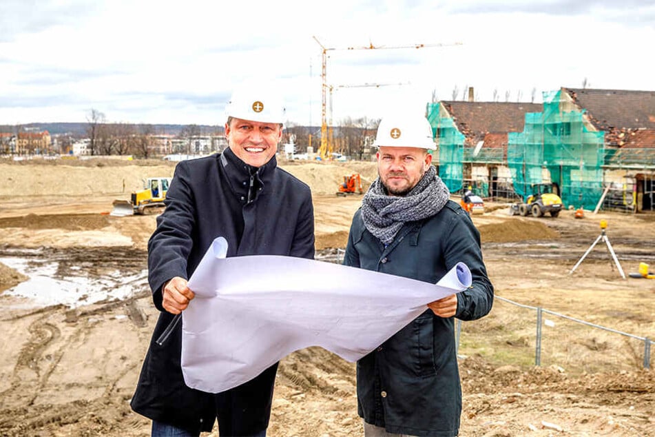 Mirco Meinel (47, l.) und sein Projektleiter Jörg Ullrich (48) schauen auf den Bauplan. Direkt hinter ihnen wird der "Ostra-Dome" entstehen. Rechts im Foto: die künftigen "Ostra-Studios".