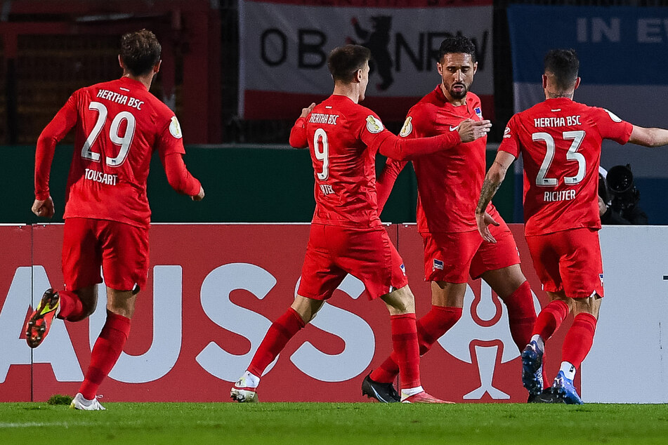 Die Erlösung. Die Hertha-Stars Lucas Tousart (l.-r.), Krzysztof Piatek, Torschütze Ishak Belfodil und Marco Richter bejubeln das Tor zum 1:2.