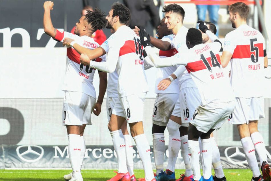 Daniel Didavi (l.) vom VfB Stuttgart jubelt nach seinem Tor zum 1:0.