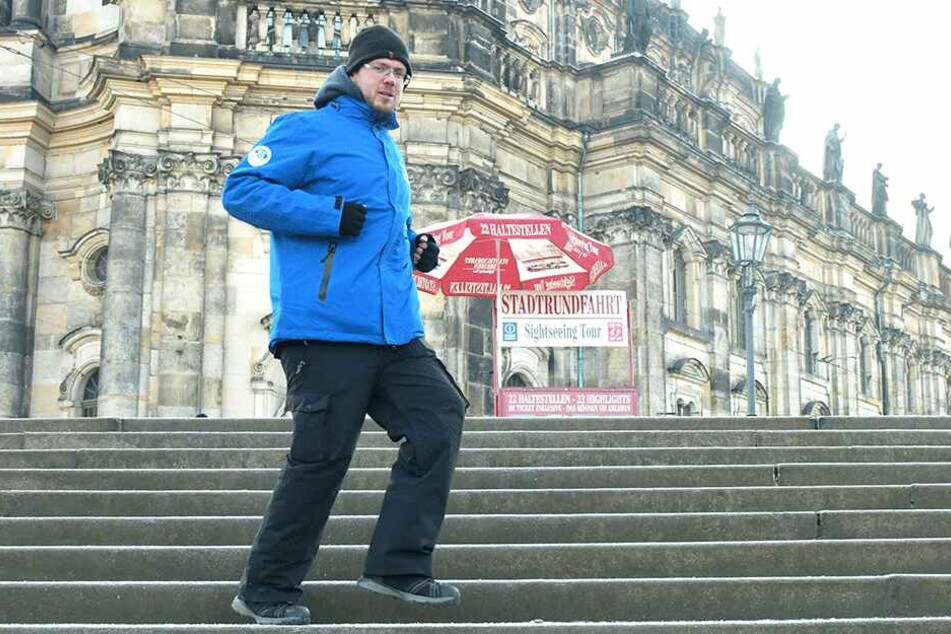 Alexander Schmidt (36) von der Stadtrundfahrt hält sich mit Bewegung warm.