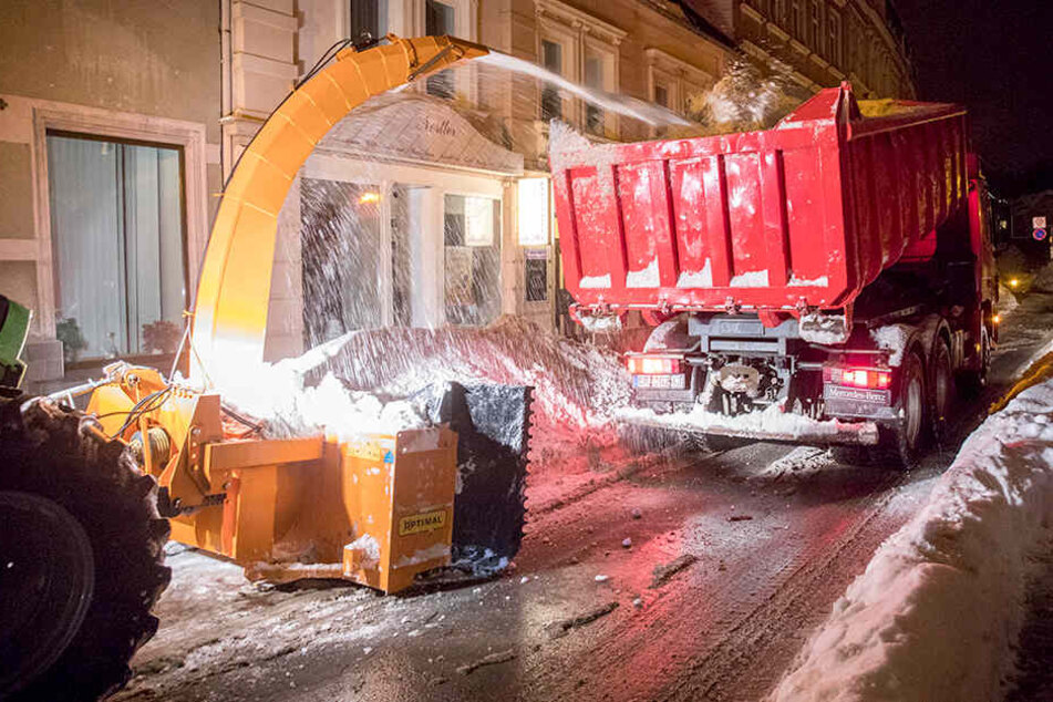In der Karlsbader Straße in Buchholz wird der Schnee abgefahren.