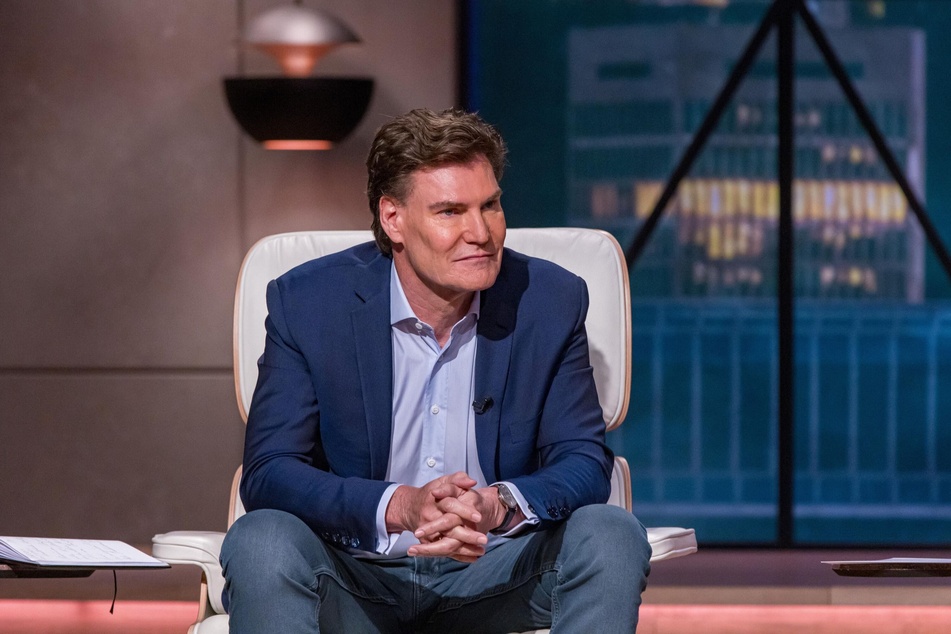 Unternehmer Carsten Maschmeyer (66) ist empört über die Aussagen der Gründer und verlässt umgehend den Raum.