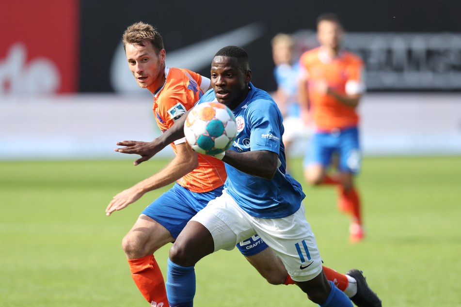 Lilien-Kicker Matthias Bader (l.) und Rostocks Streli Mamba kämpfen um den Ball.