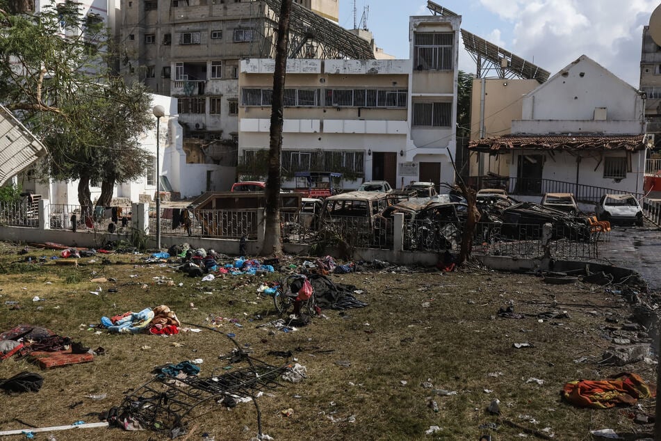 Ein Überblick über die Verwüstungen, die durch den Angriff auf das Ahli Arab Krankenhaus verursacht wurden, bei dem Dutzende von Zivilisten getötet wurden.