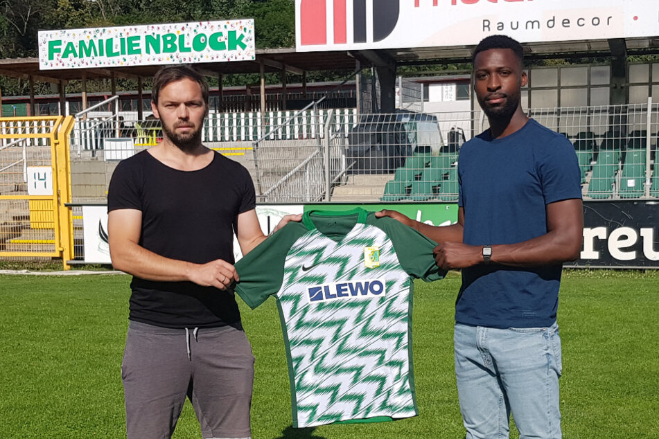 Sportdirektor Andy Müller-Papra begrüßt Stephané Mvibudulu in Leutzsch.
