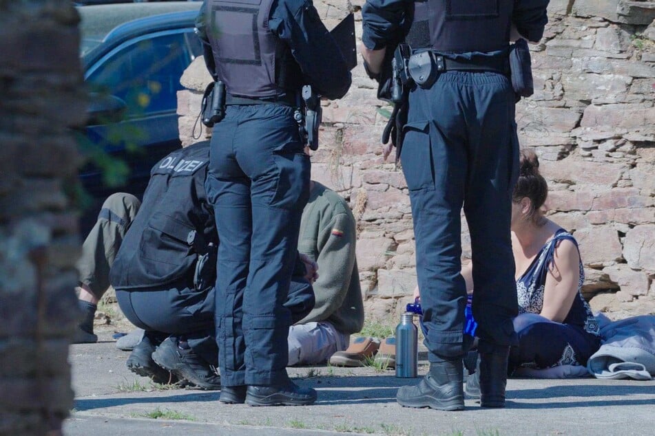 Die Bewohner des Areals wurden in den Morgenstunden von mehr als hundert Polizisten überrascht, durchsucht und anschließend des Geländes verwiesen.