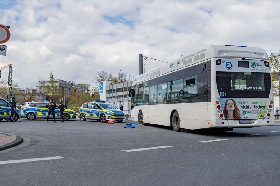 Die Polizei sperrte den Bergisch Gladbacher Busbahnhof am Donnerstag nach dem Unfall ab.