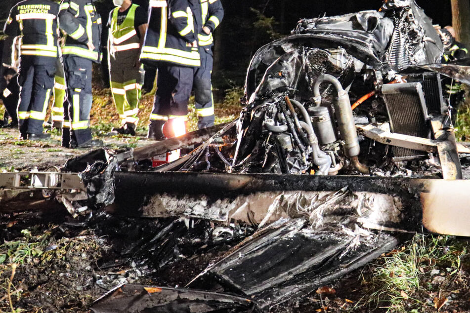 Tödliches Flug-Unglück: Feuerwehr findet zwei Leichen in verkohlten Trümmern