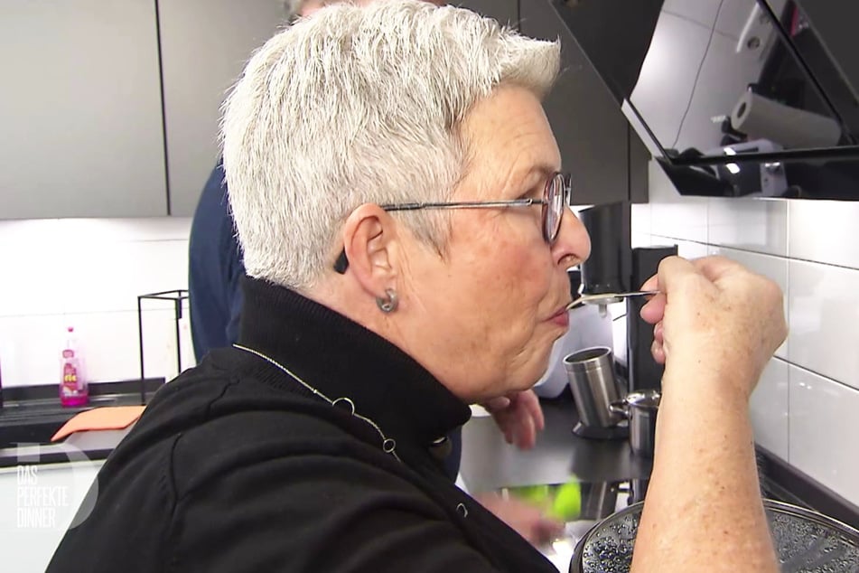 Tims Mutter Kornelia (63) probiert die Maronen-Suppe und ist nicht begeistert von dem Geschmack.