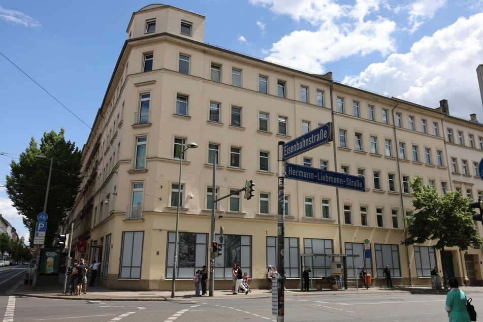 An der Ecke Eisenbahnstraße/Hermann-Liebmann-Straße wurde am Mittwoch eine Polizei-Außenstelle eröffnet.