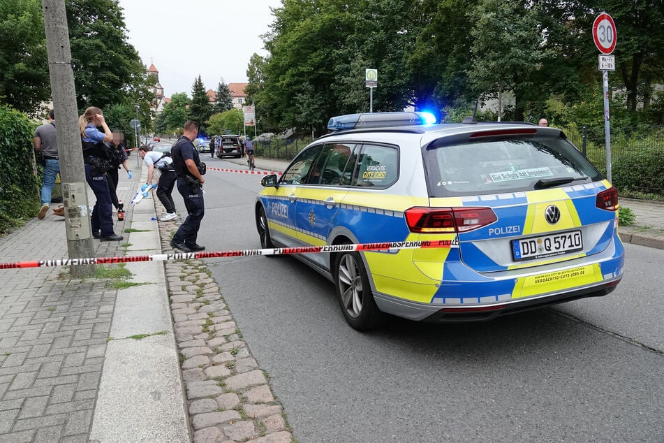Spurensicherung nach dem Raubüberfall auf einen Juwelier in der Warthaer Straße in Dresden-Cotta.