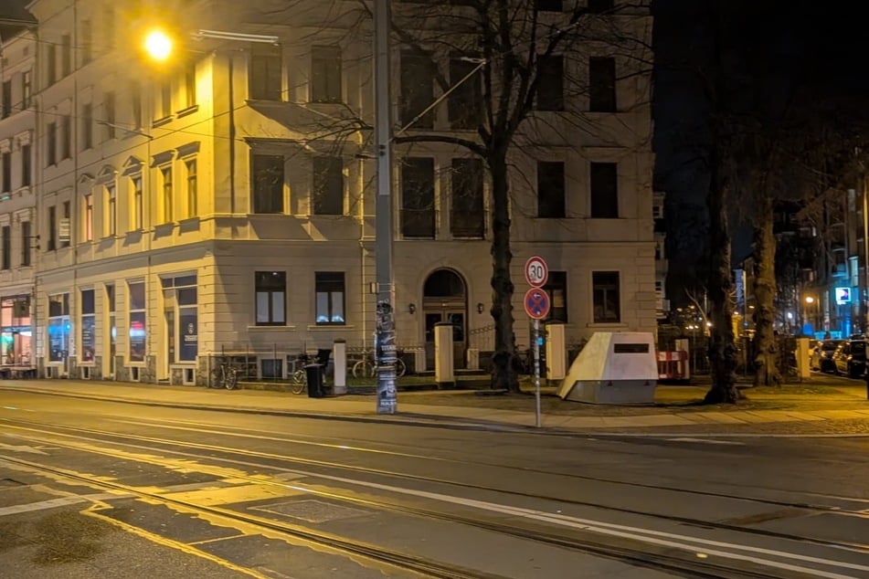 Altbewährter Ort: Einer der Leipziger Blitzeranhänger steht an der Jahnallee/Waldplatz.