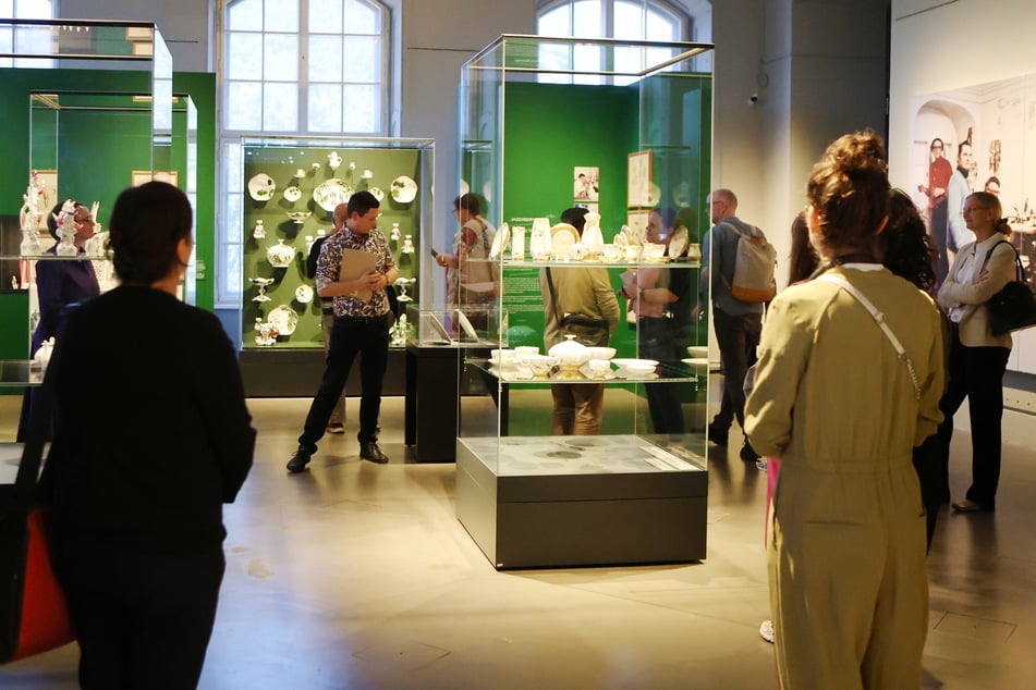 Viel Interesse schon bei der Präsentation der Ausstellung am Freitag.