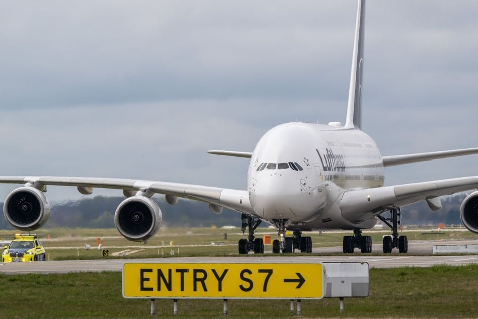 Eine Lufthansa-Maschine des Typs Airbus A380 rollt nach seiner Landung auf dem Flughafen in München zum Hangar. (Archivbild)