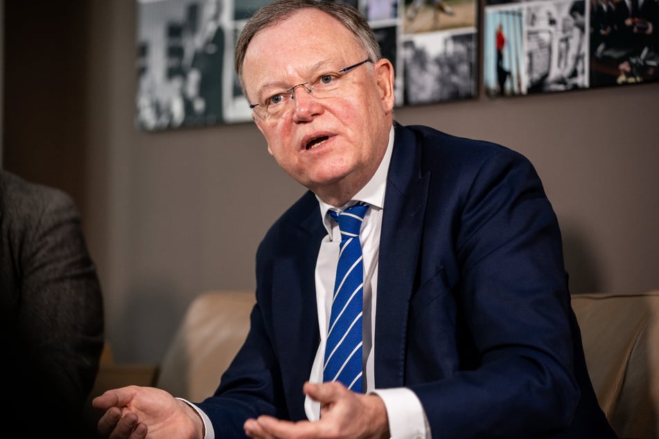 Niedersachsens Ministerpräsident Stephan Weil rechnet mit noch lang anhaltenden harten Zeiten angesichts der Corona-Pandemie.