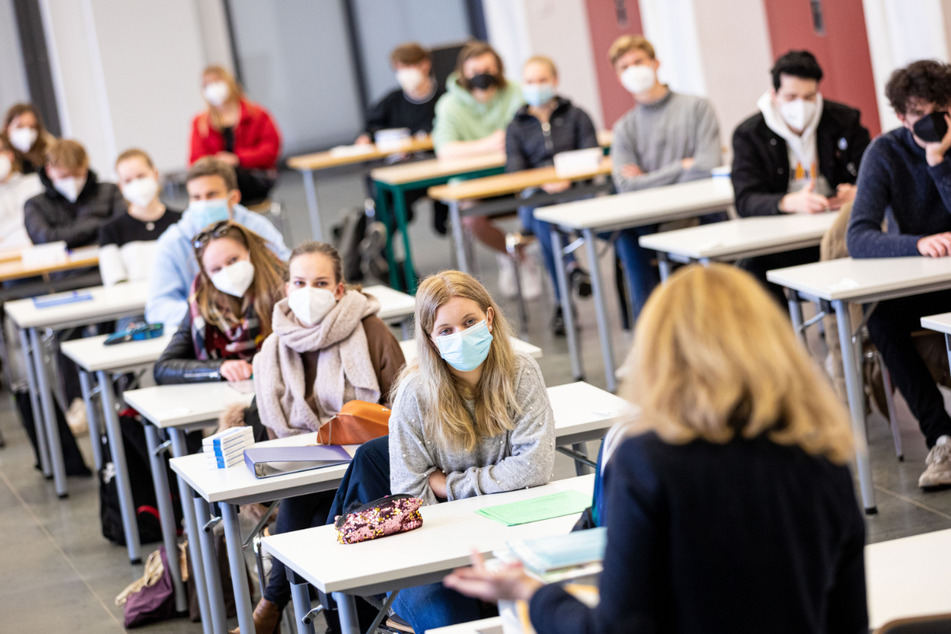 Schüler nehmen in der Aula vom Gymnasium Mellendorf in der Region Hannover an der Abiturzulassung teil.