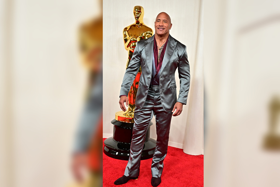 Sowas kann nicht jeder tragen: Dwayne Johnson (51) im Silber-Grau-glänzenden Anzug.