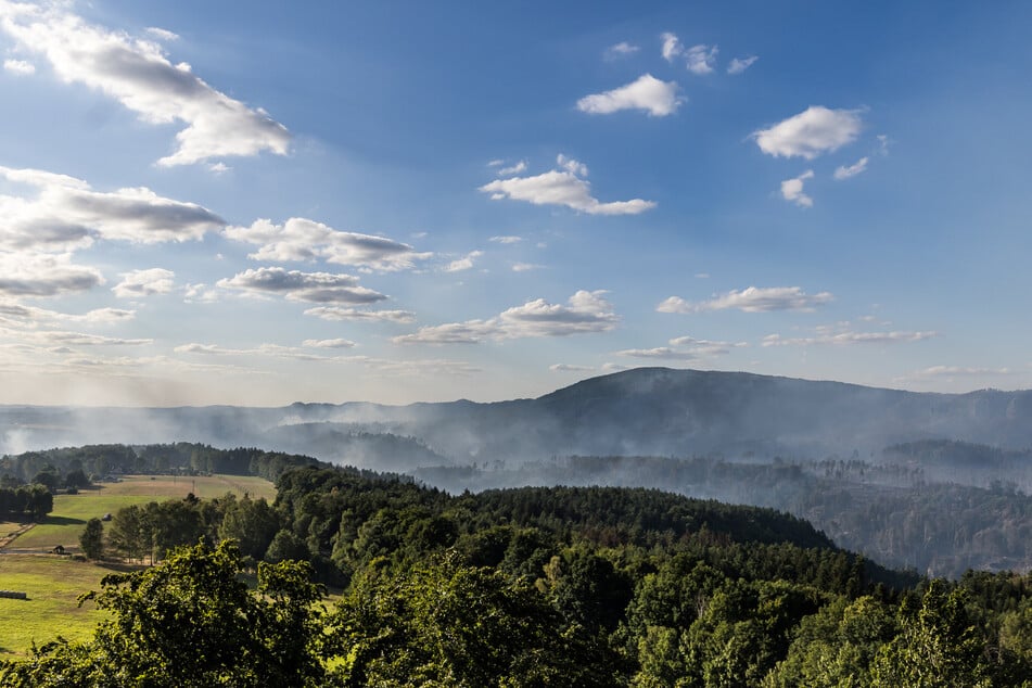 Rauch über dem Nationalpark Böhmische Schweiz. Das Feuer griff 2022 von dort nach Sachsen über.