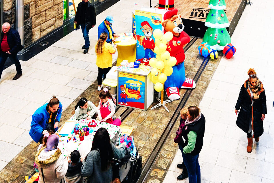 Radio Teddy wird am 23.12. vorbeischauen und bringt Popcorn, Zuckerwatte und Bastelstation mit.