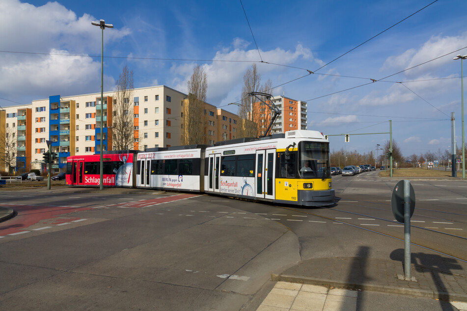 Die Straßenbahn der BVG überquert eine Kreuzung.