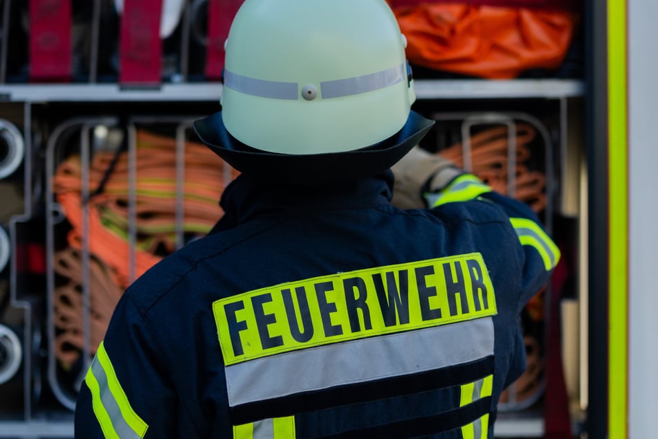 Die Einsatzkräfte der Bonner Feuerwehr konnten den Fahrzeugbrand zügig löschen. (Symbolbild)