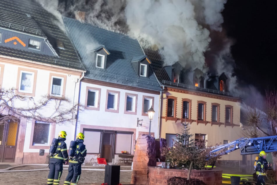 Verheerender Hausbrand in Sachsen: Fünf Verletzte, darunter zwei Kinder